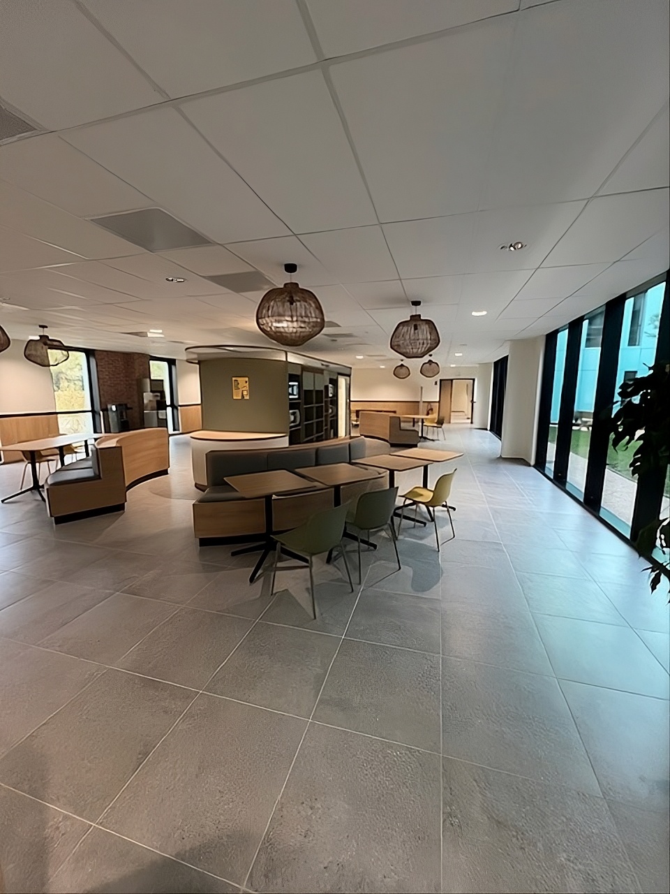 Espace tertiaire avec carrelage grand format