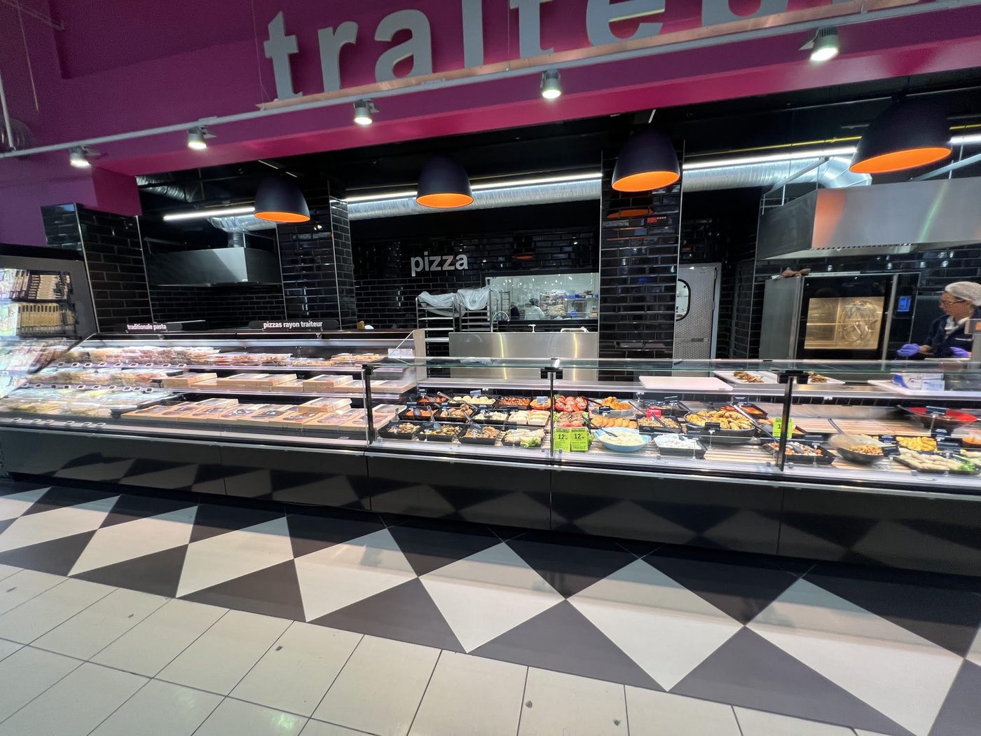 Leclerc Langon rayon traiteur pizza, sol carrelé