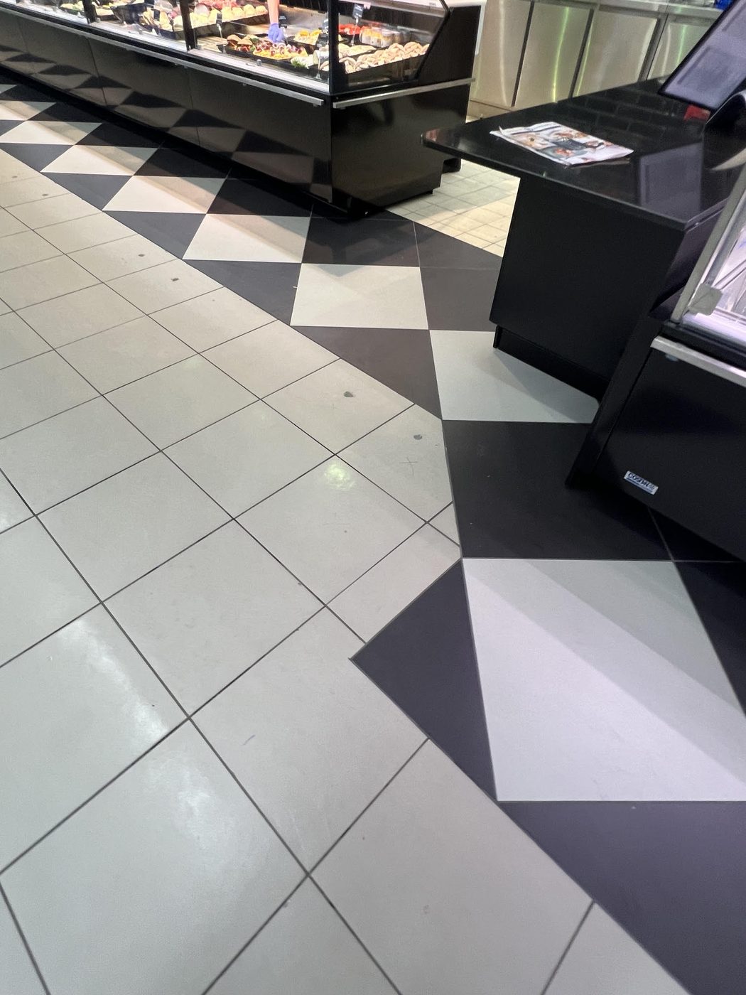 Leclerc Langon carrelage damier noir et blanc en surface de vente