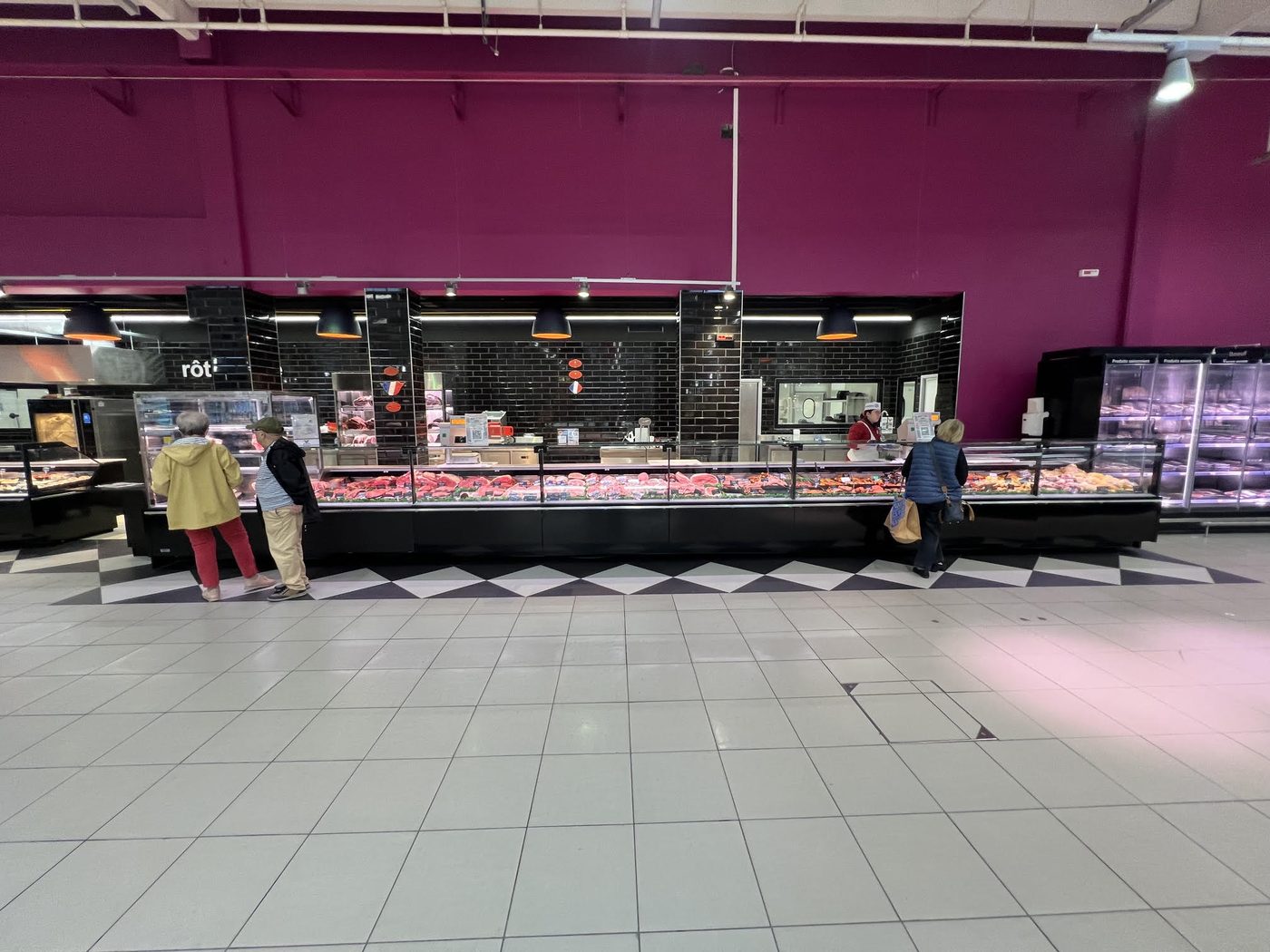 Leclerc Langon rayon boucherie et rôtisserie, sol carrelé