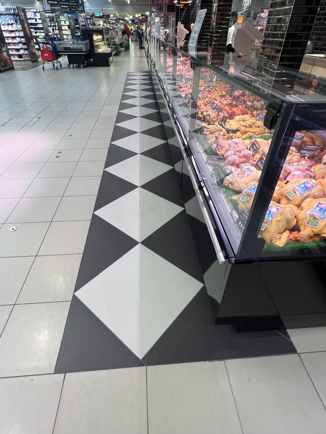 Leclerc Langon rayon volaille, allée en carrelage damier