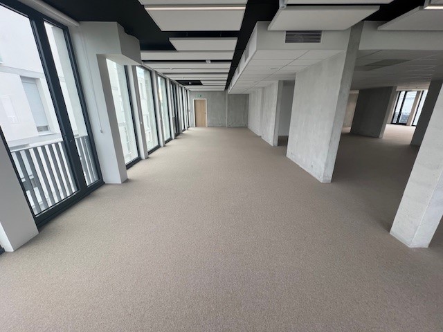 Plateau de bureaux avec moquette